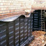 Снимка на залепване на хидроизолация на основата с ролкови материали