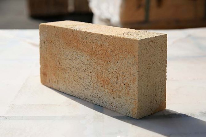 Снимка на леки шамотни тухли с добавки, които подобряват здравината