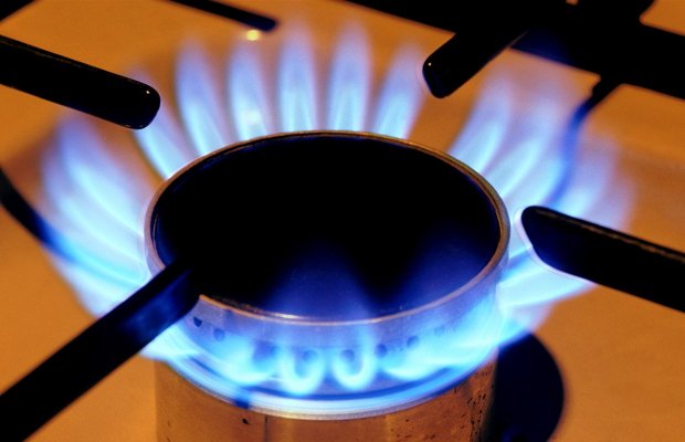 Син пламък на газ върху кухненска печка