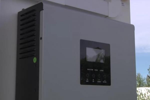 Инвертор - преобразувател на напрежение до 220 V