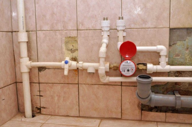 Как да направите кутия за тръби в банята със собствените си ръце
