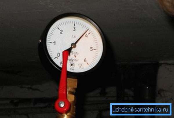 Манометърът на снимката показва 3,8 kgf / cm2. Стойността е съвсем стандартна.