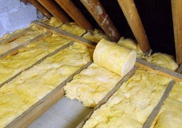 Между лаговете на тавана се полага минерална вата