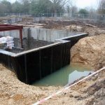 Ако реката е близо, водата може да застоява около сградата.