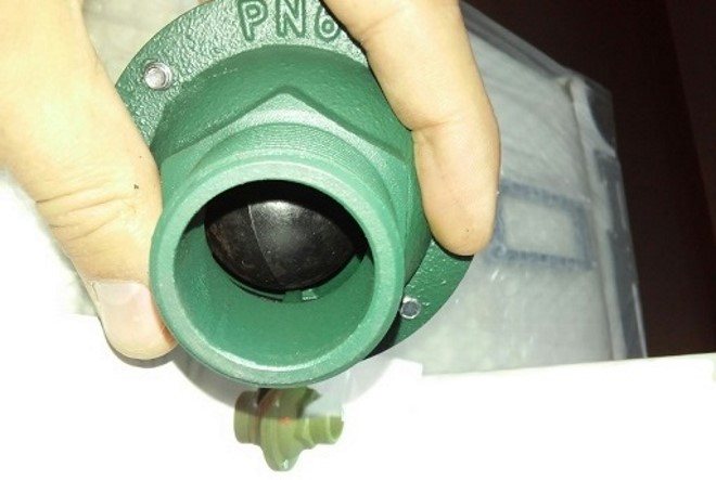 Работата на този клапан се осигурява от топка, която се движи вътре в тялото под действието на охлаждаща течност.