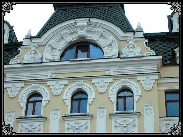 С помощта на пяна пластмаса фасадата на къщата може да бъде украсена по най-необичаен начин.
