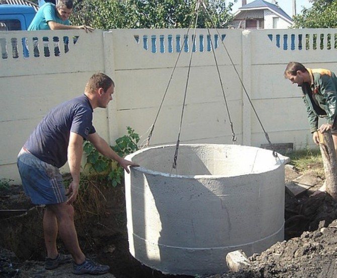 Монтаж на бетонни пръстени в помийна яма